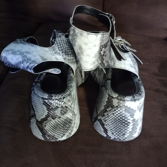 LIKE NEW Snake Print Platform Sandals - Picture 8 of 13